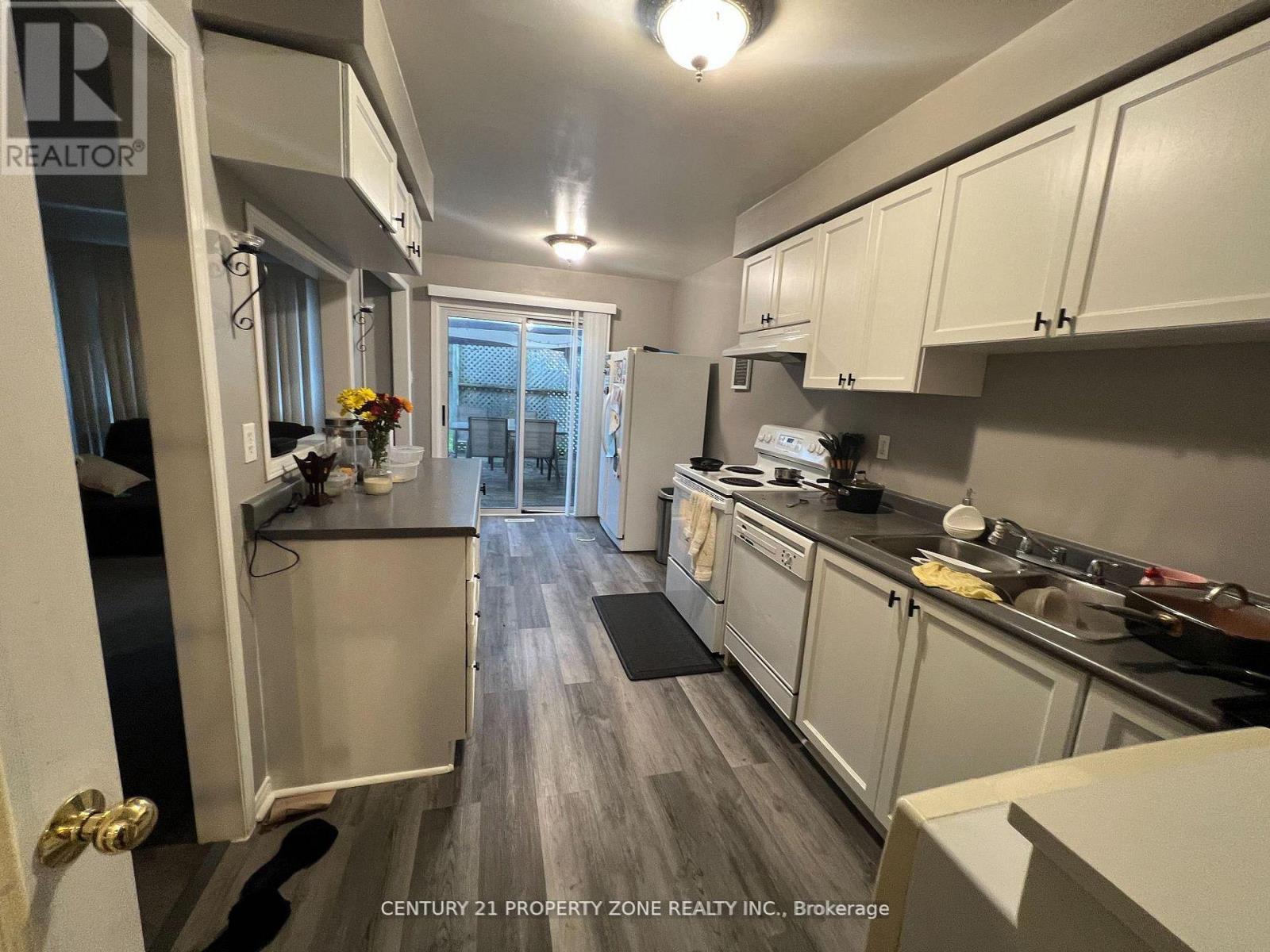 3242 Tortola Court, Mississauga, ON - Indoor Photo Showing Kitchen