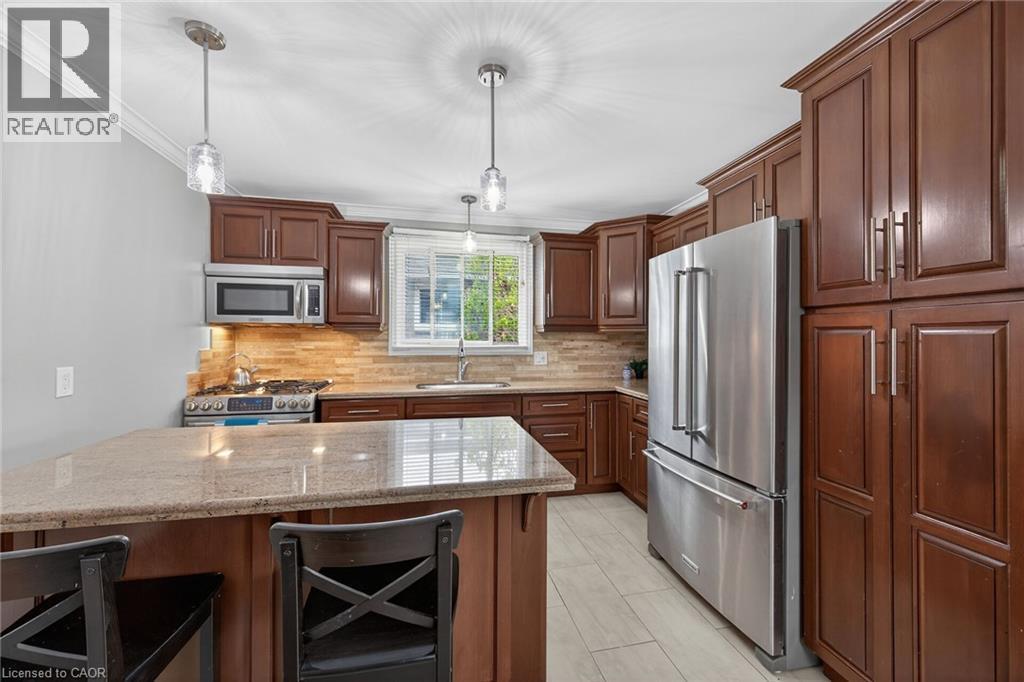 135 Independence Drive, Hamilton, ON - Indoor Photo Showing Kitchen With Stainless Steel Kitchen With Upgraded Kitchen