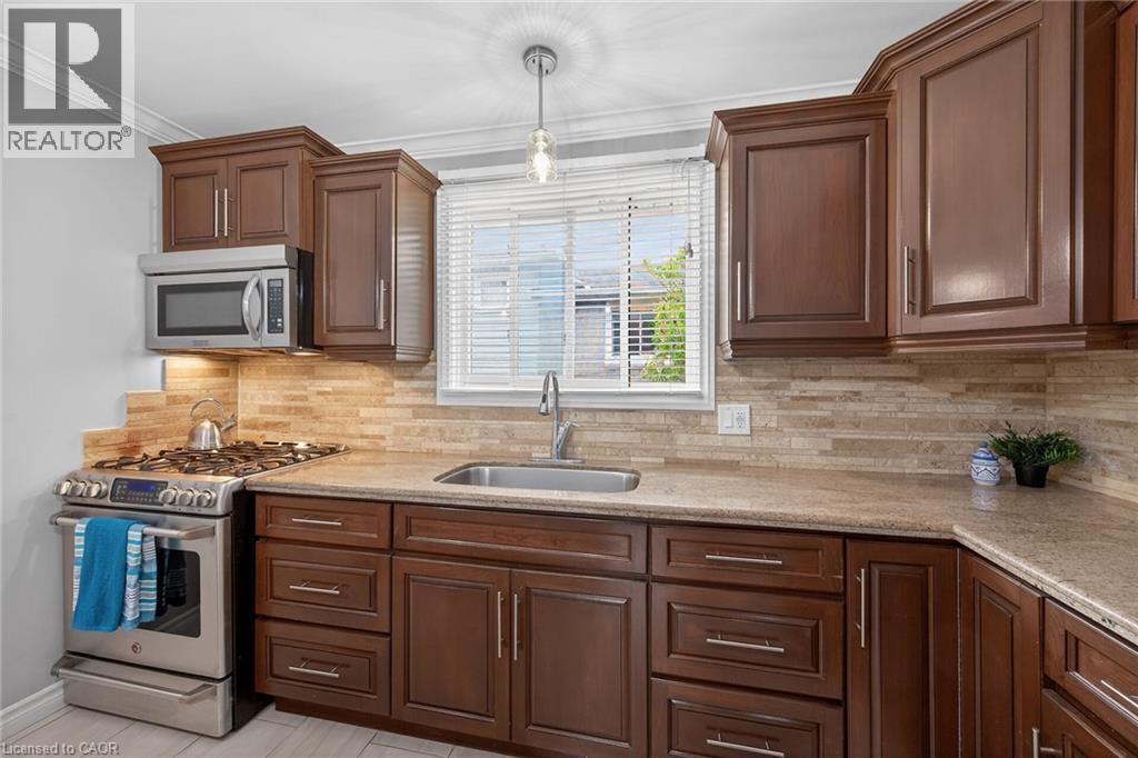 135 Independence Drive, Hamilton, ON - Indoor Photo Showing Kitchen