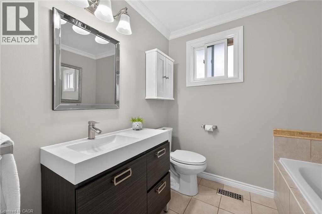 135 Independence Drive, Hamilton, ON - Indoor Photo Showing Bathroom