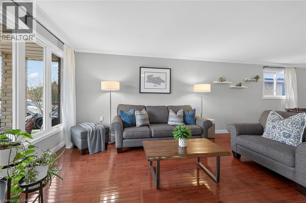 135 Independence Drive, Hamilton, ON - Indoor Photo Showing Living Room