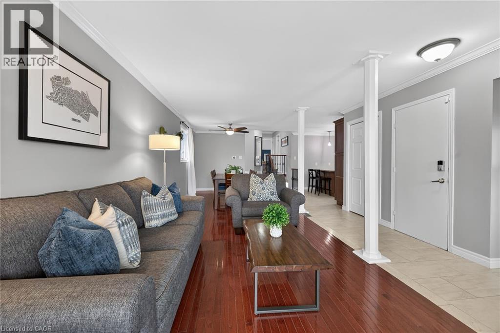 135 Independence Drive, Hamilton, ON - Indoor Photo Showing Living Room