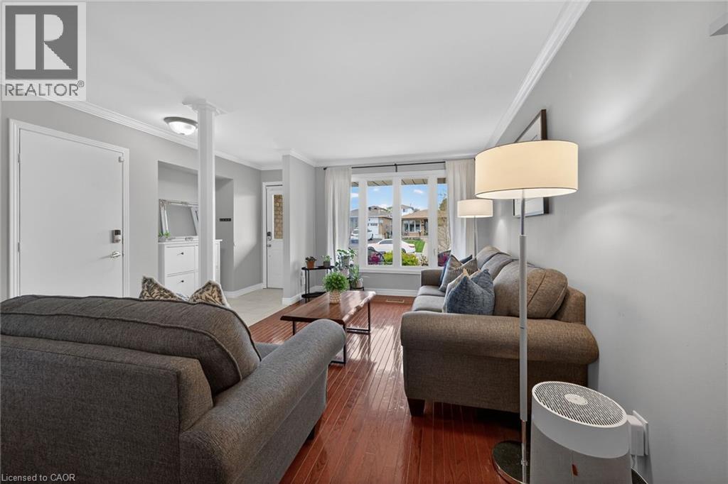 135 Independence Drive, Hamilton, ON - Indoor Photo Showing Living Room