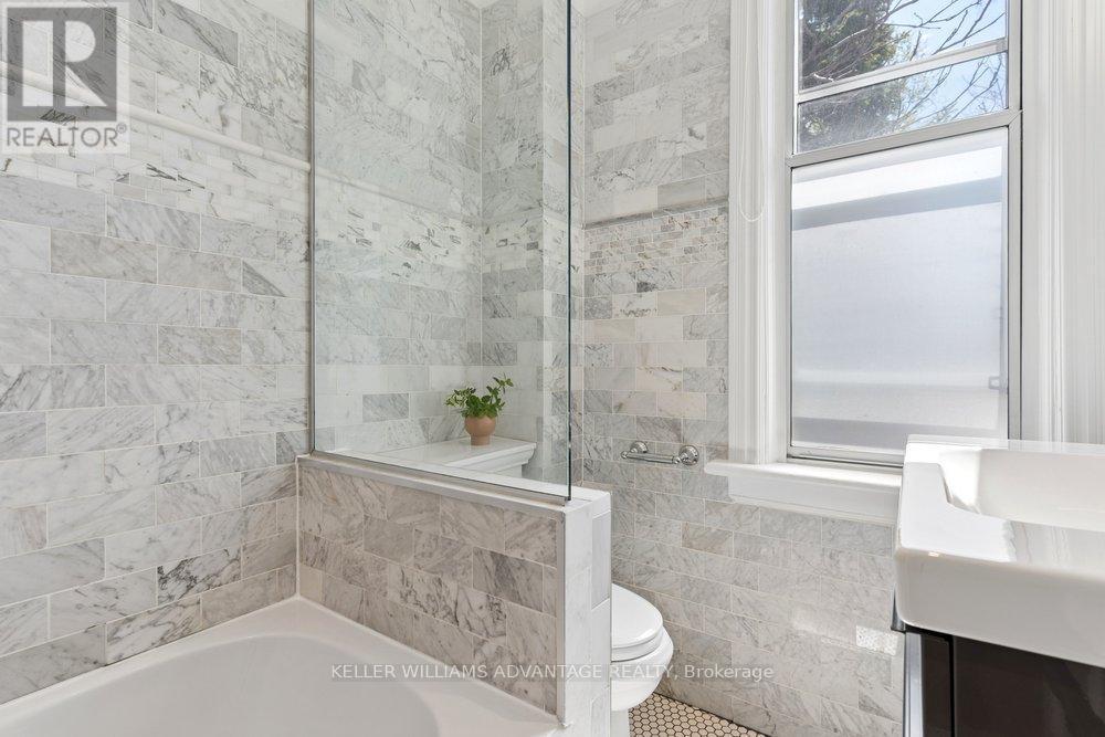 5 Mark Street, Toronto, ON - Indoor Photo Showing Bathroom