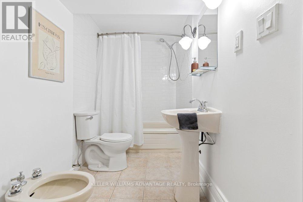 5 Mark Street, Toronto, ON - Indoor Photo Showing Bathroom