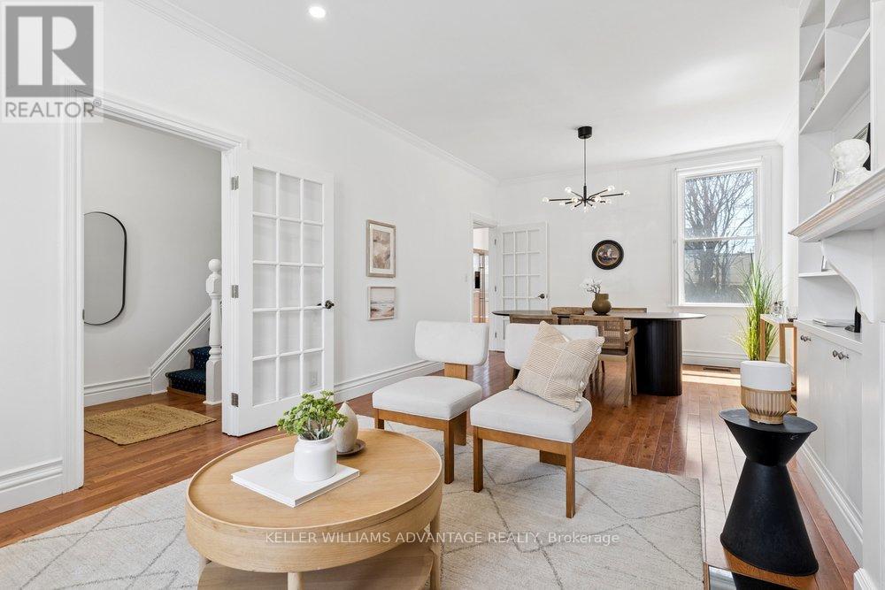 5 Mark Street, Toronto, ON - Indoor Photo Showing Living Room