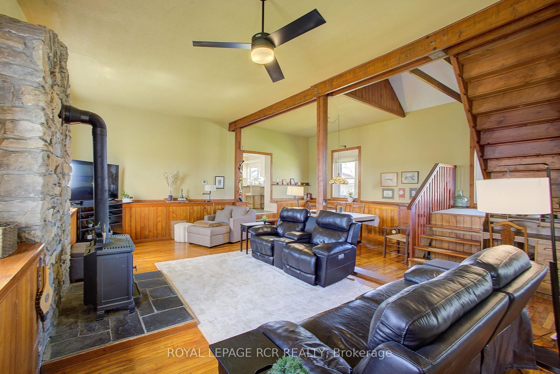 8542 Concession 12 N/A, Mapleton, ON - Indoor Photo Showing Living Room