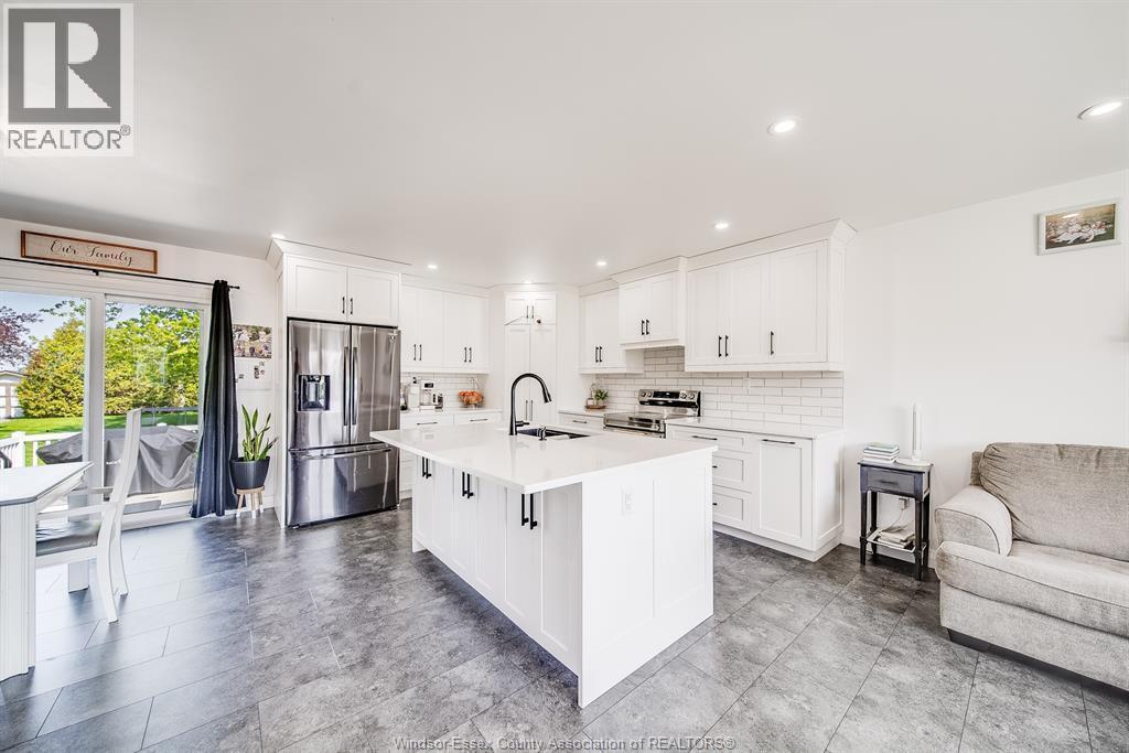 18 Campbell, Merlin, ON - Indoor Photo Showing Kitchen With Upgraded Kitchen