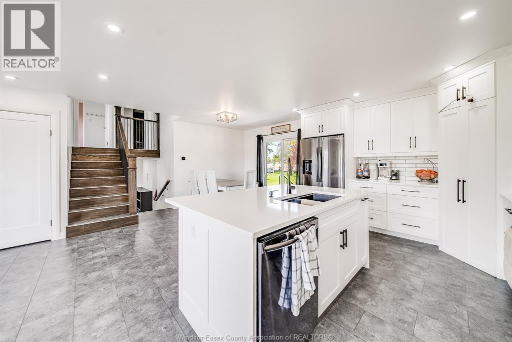 18 Campbell, Merlin, ON - Indoor Photo Showing Kitchen With Upgraded Kitchen