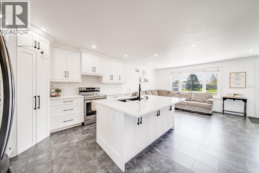 18 Campbell, Merlin, ON - Indoor Photo Showing Kitchen With Upgraded Kitchen