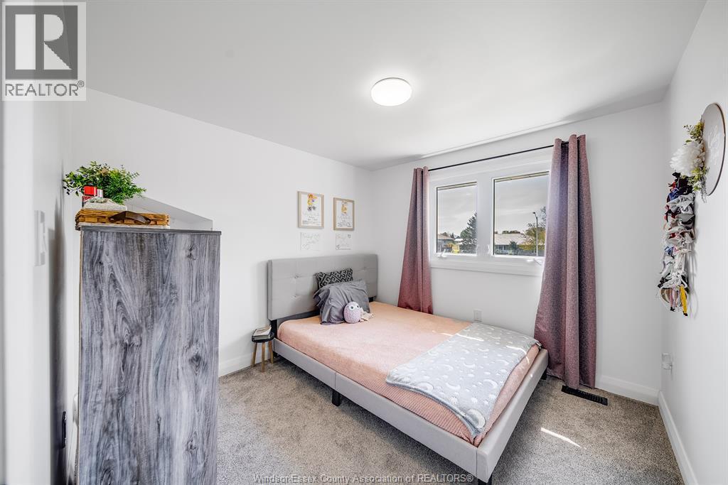 18 Campbell, Merlin, ON - Indoor Photo Showing Bedroom