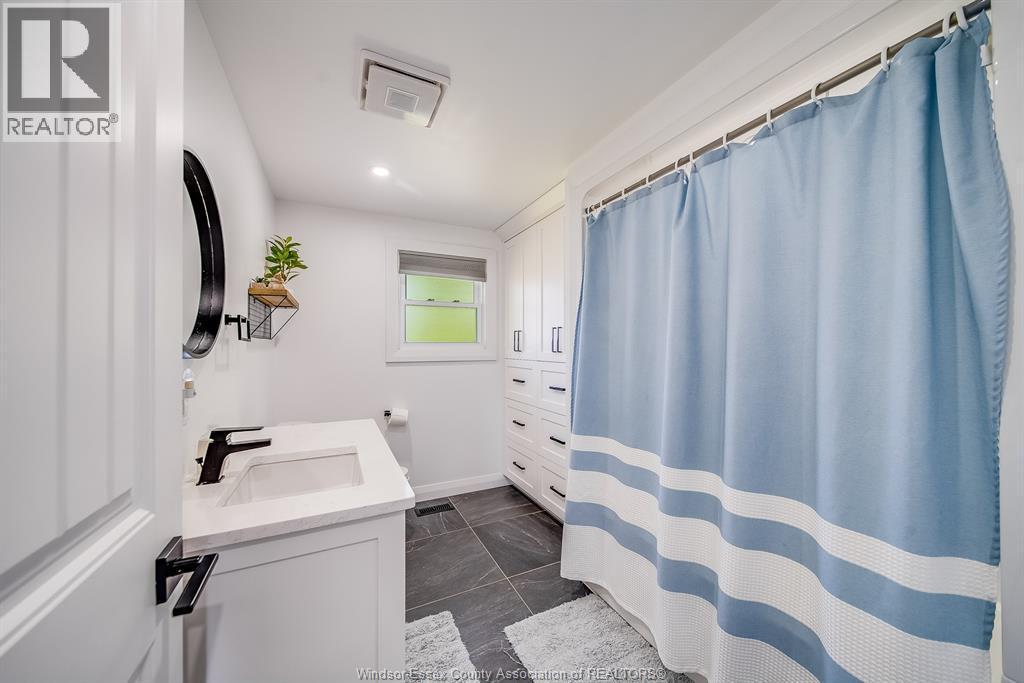 18 Campbell, Merlin, ON - Indoor