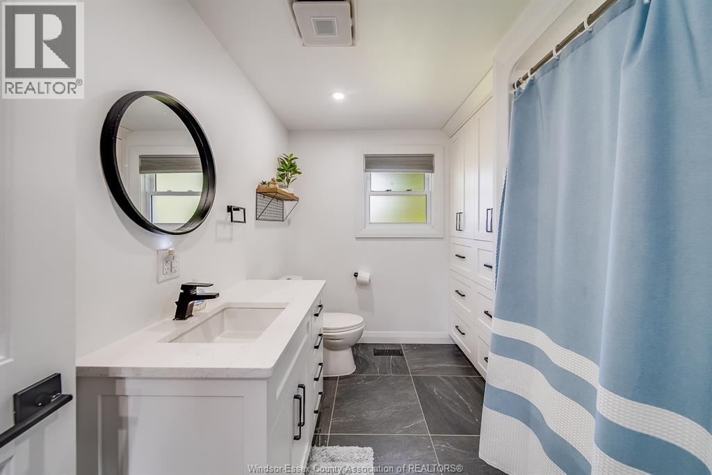 18 Campbell, Merlin, ON - Indoor Photo Showing Bathroom