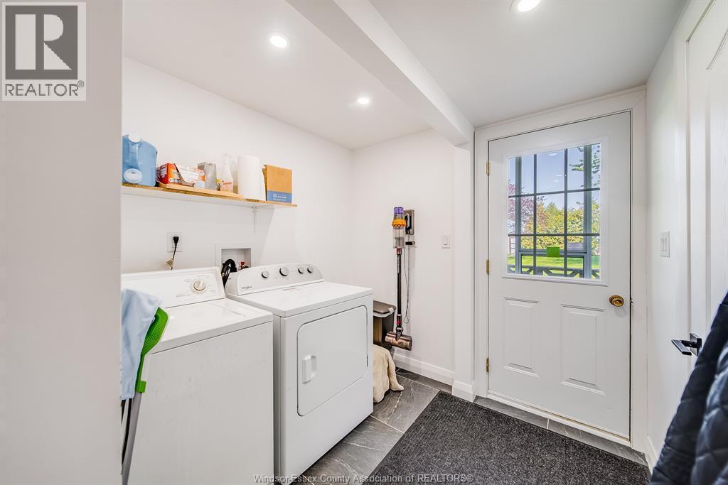 18 Campbell, Merlin, ON - Indoor Photo Showing Laundry Room