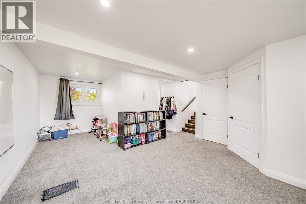 18 Campbell, Merlin, ON - Indoor Photo Showing Other Room