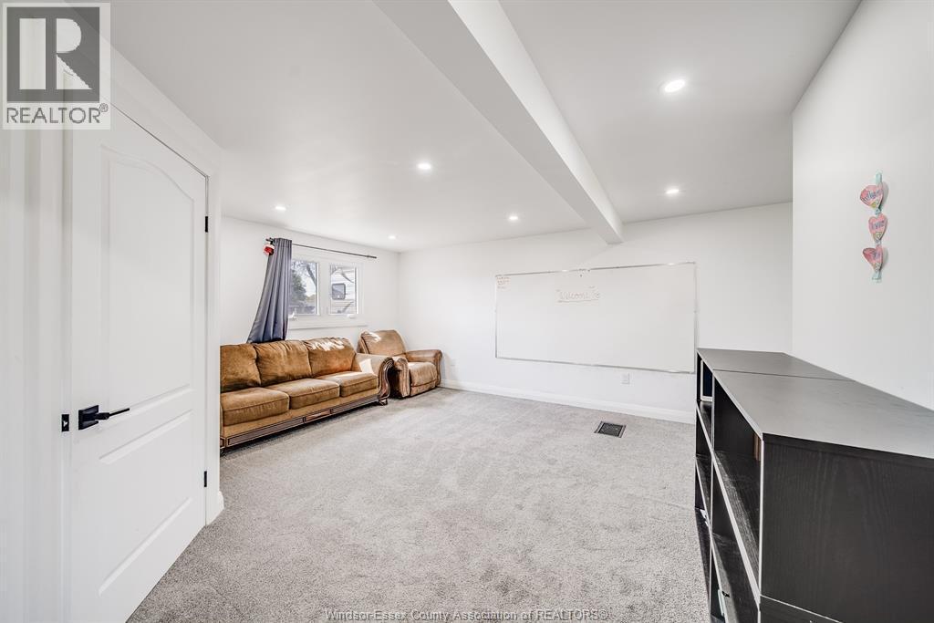 18 Campbell, Merlin, ON - Indoor