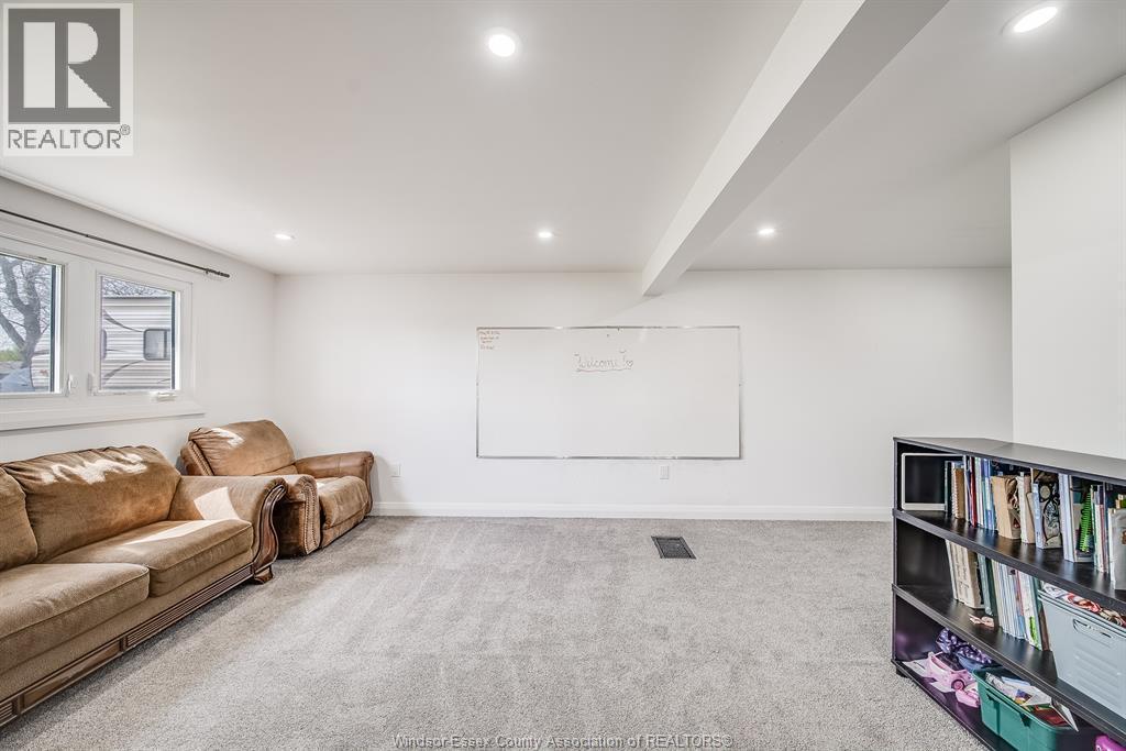 18 Campbell, Merlin, ON - Indoor