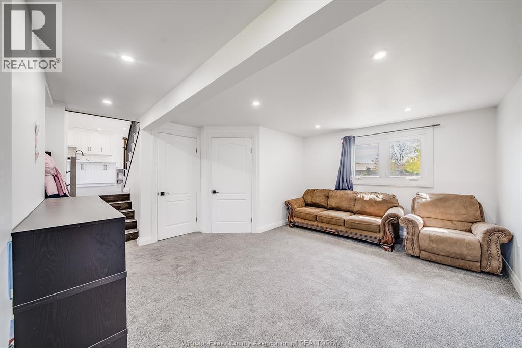 18 Campbell, Merlin, ON - Indoor