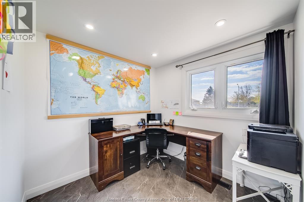 18 Campbell, Merlin, ON - Indoor Photo Showing Office