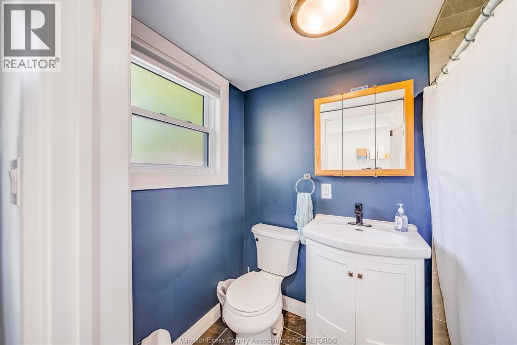 18 Campbell, Merlin, ON - Indoor Photo Showing Bathroom