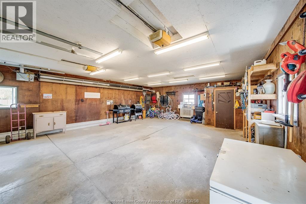 18 Campbell, Merlin, ON - Indoor Photo Showing Garage