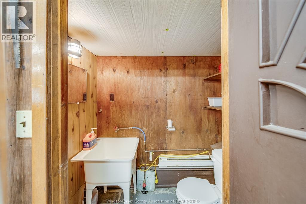 18 Campbell, Merlin, ON - Indoor