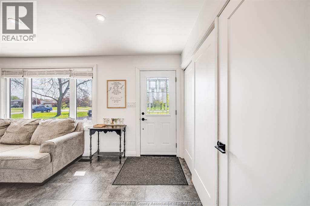 18 Campbell, Merlin, ON - Indoor Photo Showing Other Room