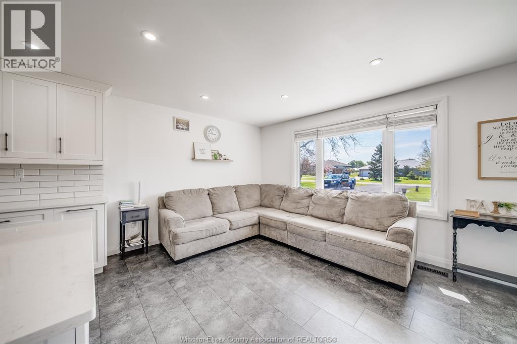 18 Campbell, Merlin, ON - Indoor Photo Showing Living Room