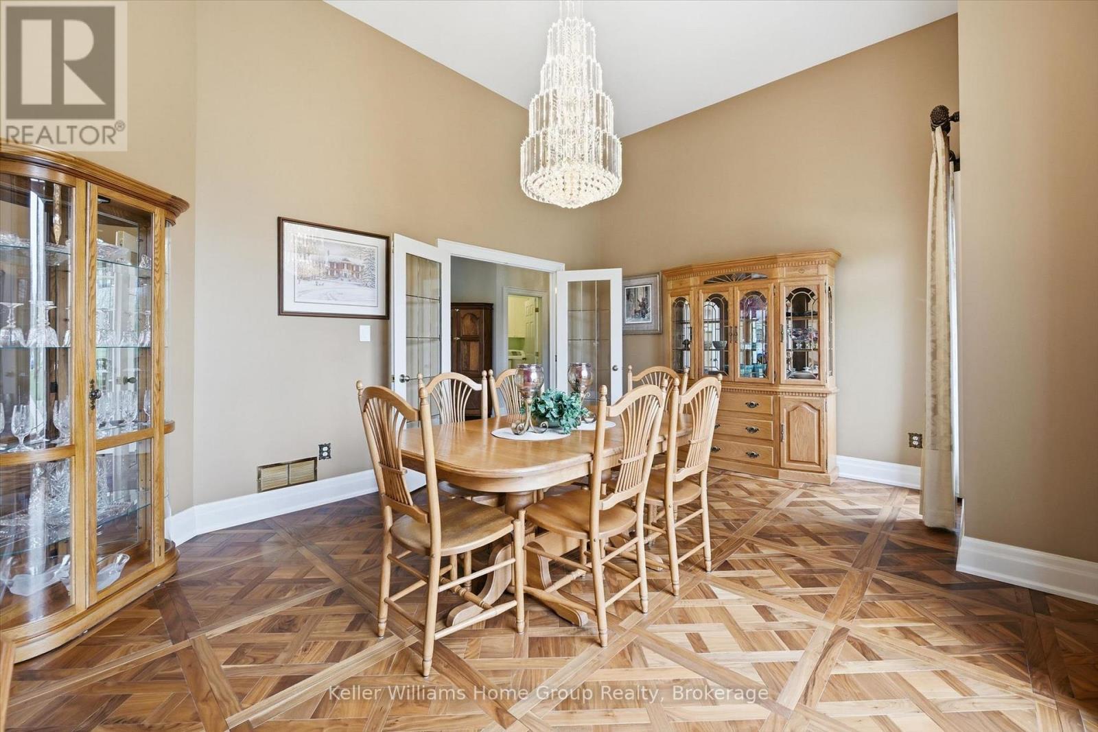 6423 Chelsea Road, Burlington, ON - Indoor Photo Showing Dining Room
