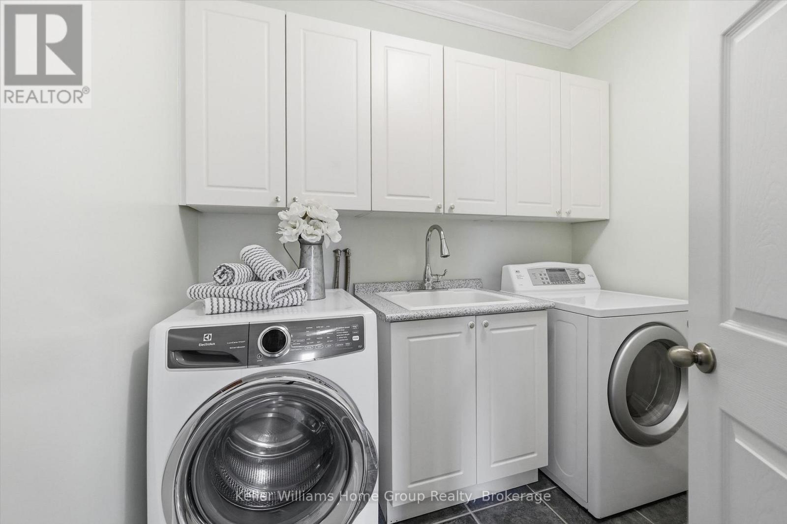 6423 Chelsea Road, Burlington, ON - Indoor Photo Showing Laundry Room