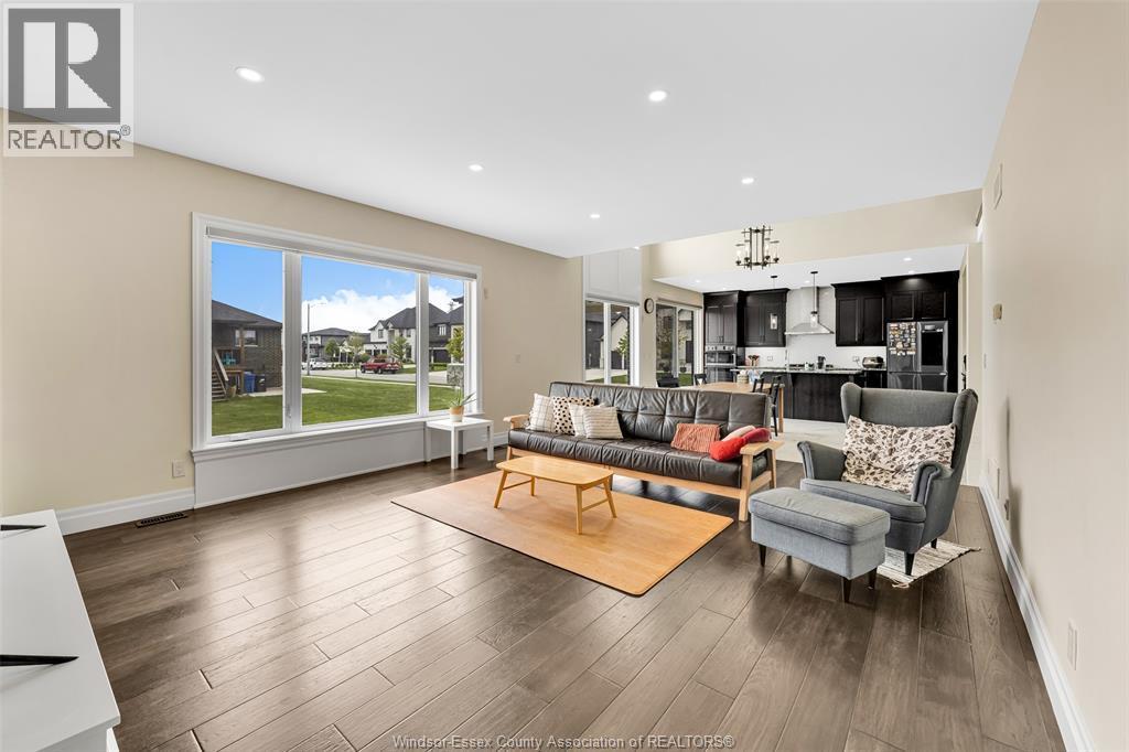 635 Marche Street, Lakeshore, ON - Indoor Photo Showing Living Room