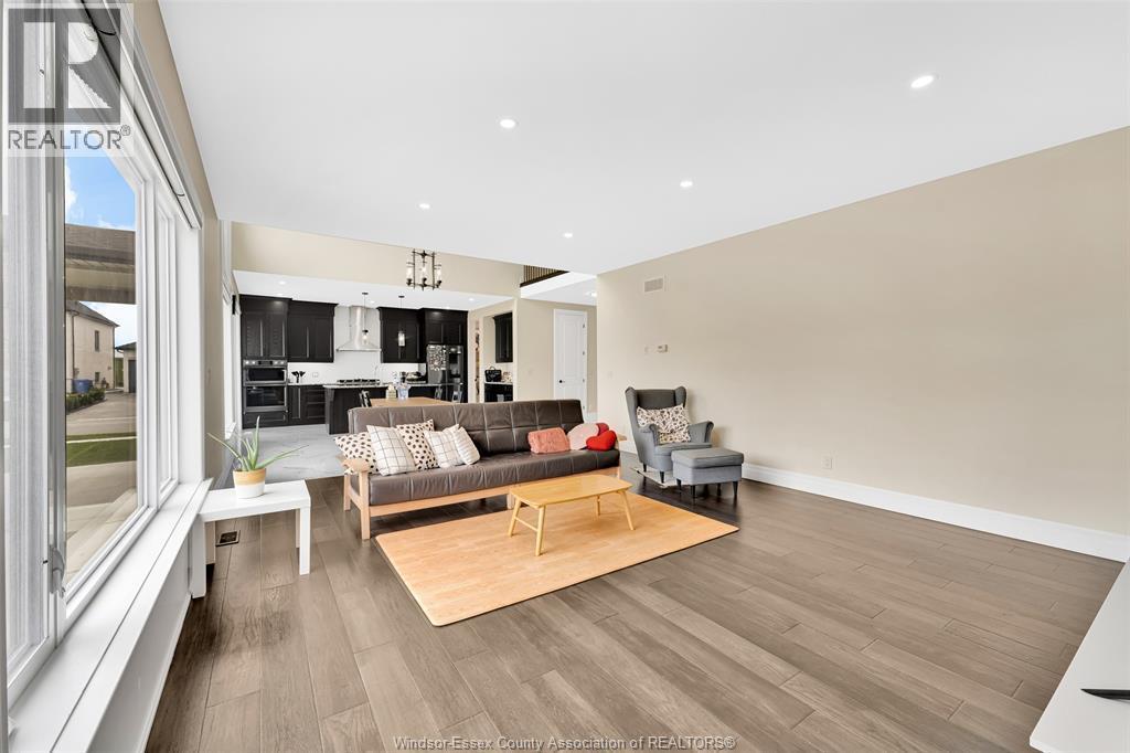 635 Marche Street, Lakeshore, ON - Indoor Photo Showing Living Room