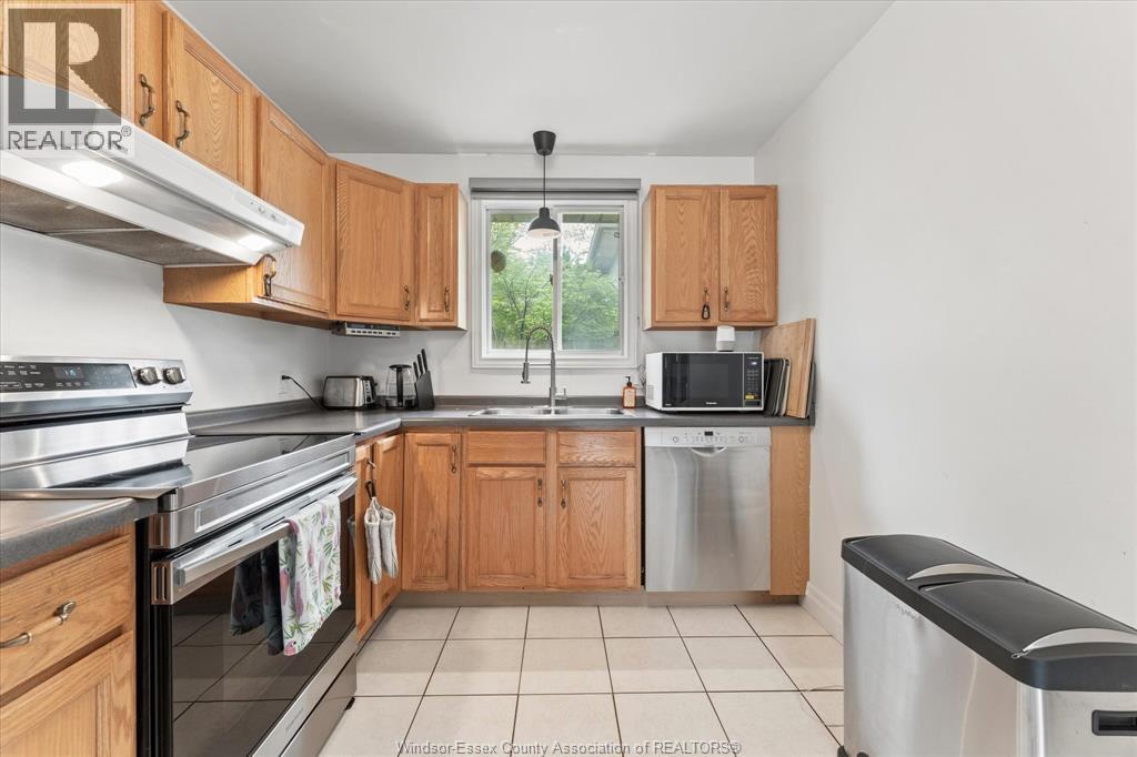 1736 Vicky Circle, Windsor, ON - Indoor Photo Showing Kitchen With Double Sink
