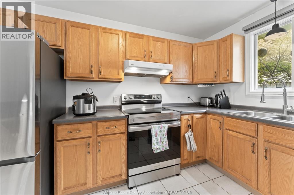 1736 Vicky Circle, Windsor, ON - Indoor Photo Showing Kitchen With Double Sink