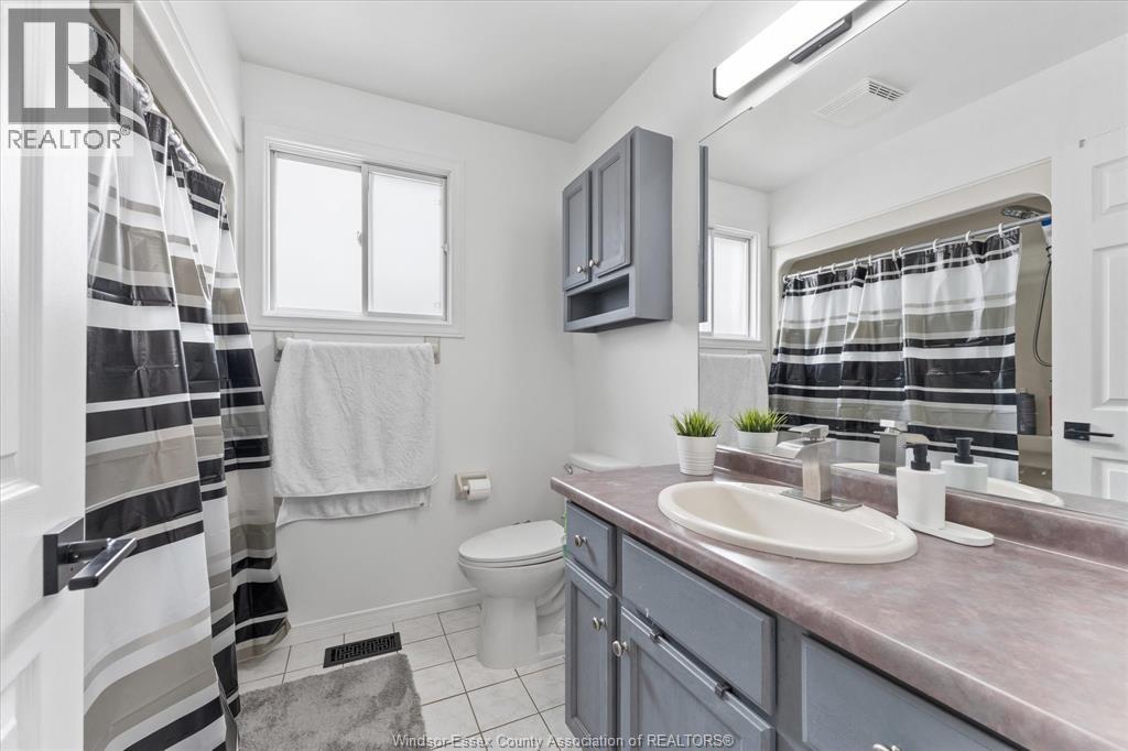 1736 Vicky Circle, Windsor, ON - Indoor Photo Showing Bathroom