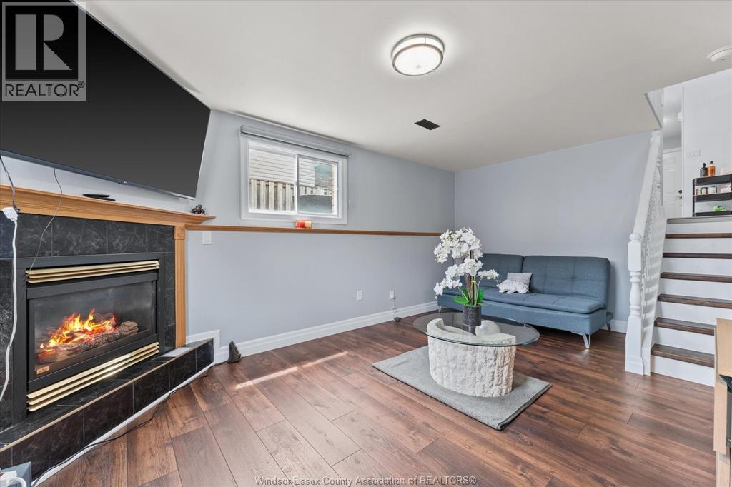 1736 Vicky Circle, Windsor, ON - Indoor Photo Showing Living Room With Fireplace