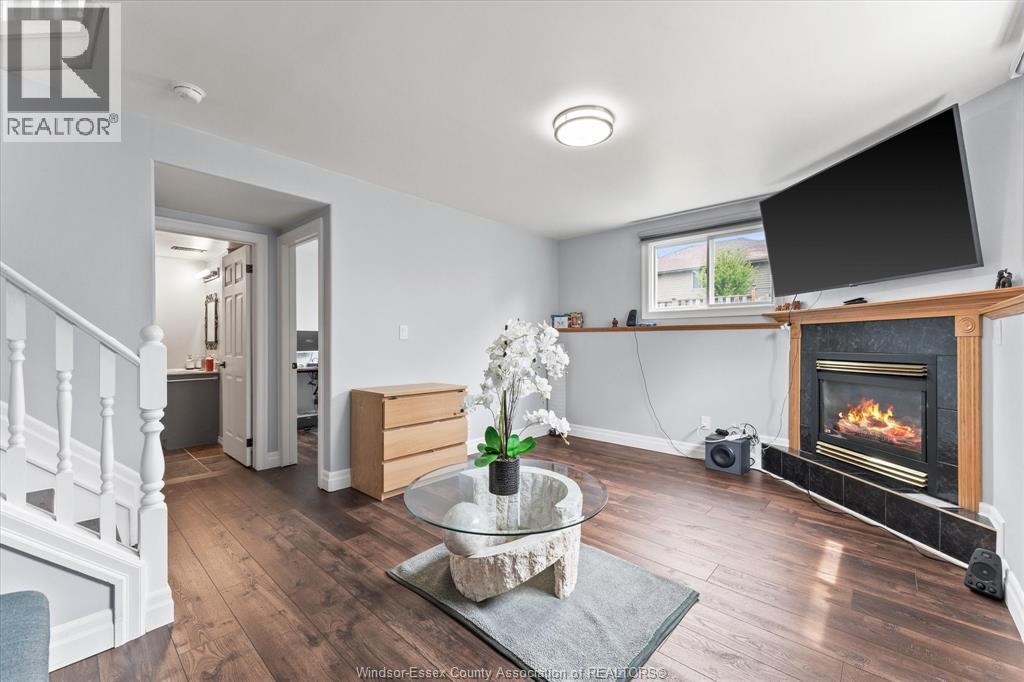 1736 Vicky Circle, Windsor, ON - Indoor Photo Showing Living Room With Fireplace