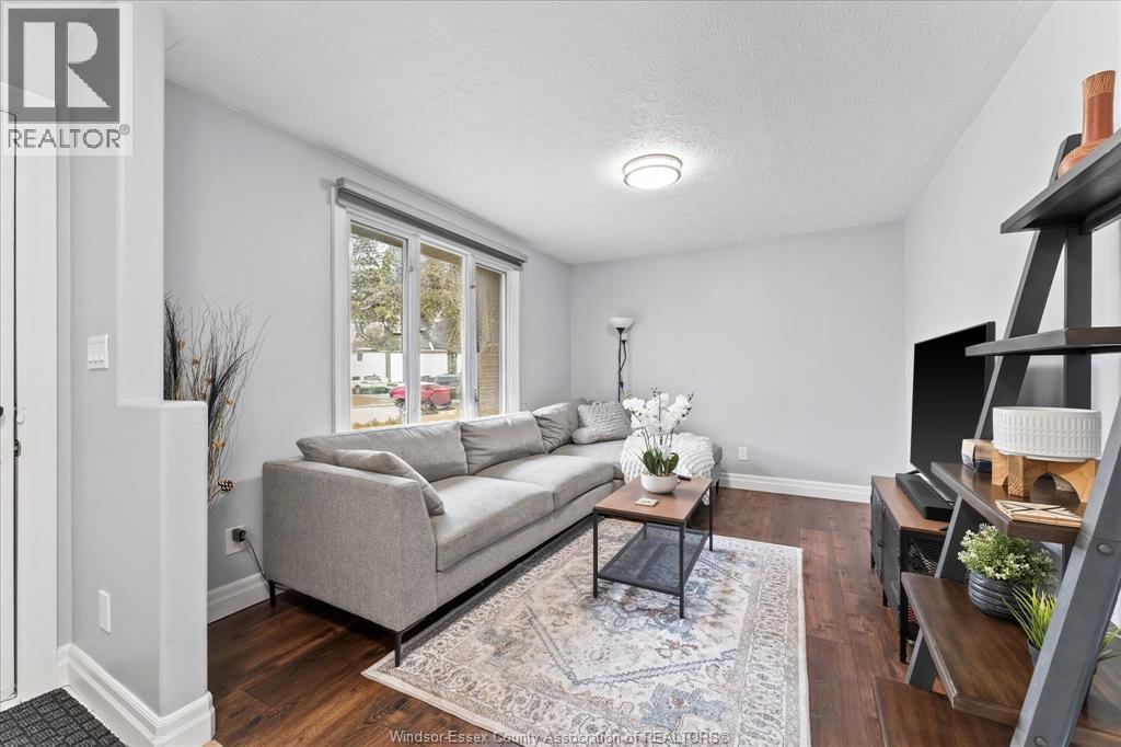 1736 Vicky Circle, Windsor, ON - Indoor Photo Showing Living Room