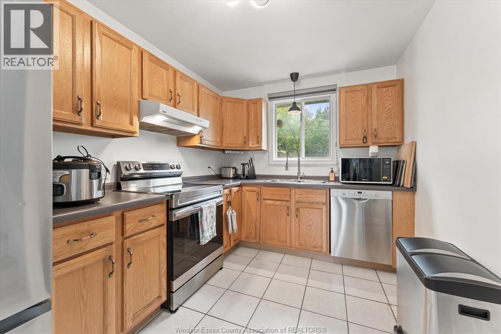 1736 Vicky Circle, Windsor, ON - Indoor Photo Showing Kitchen