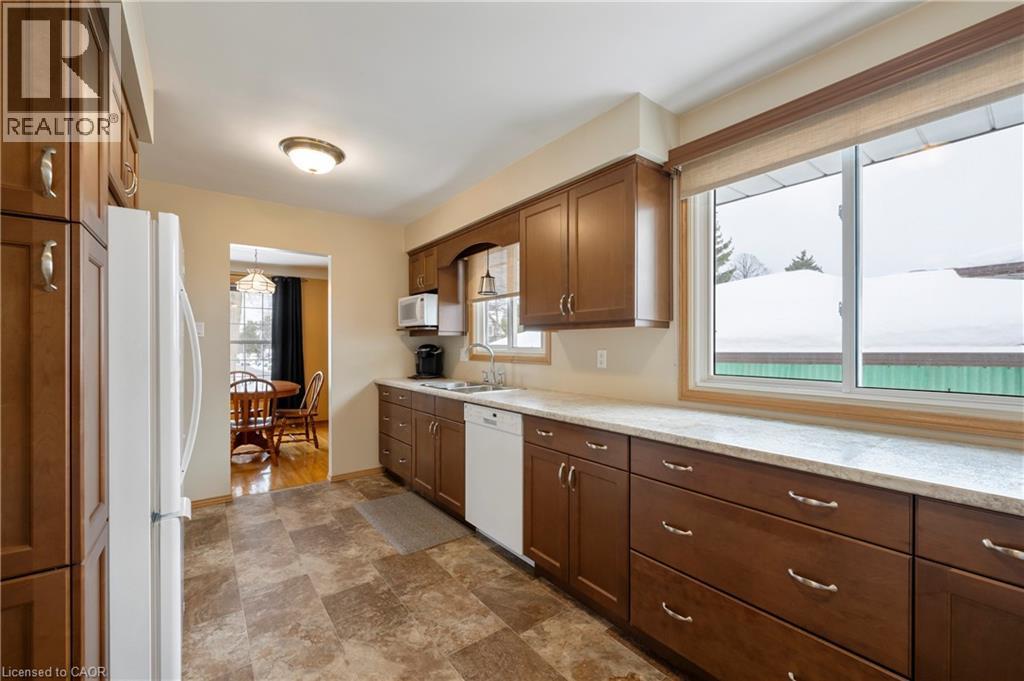 401 Mohawk Road W, Hamilton, ON - Indoor Photo Showing Kitchen