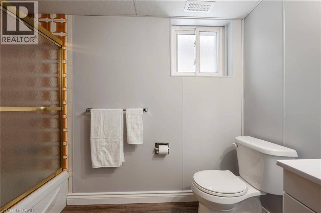 401 Mohawk Road W, Hamilton, ON - Indoor Photo Showing Bathroom
