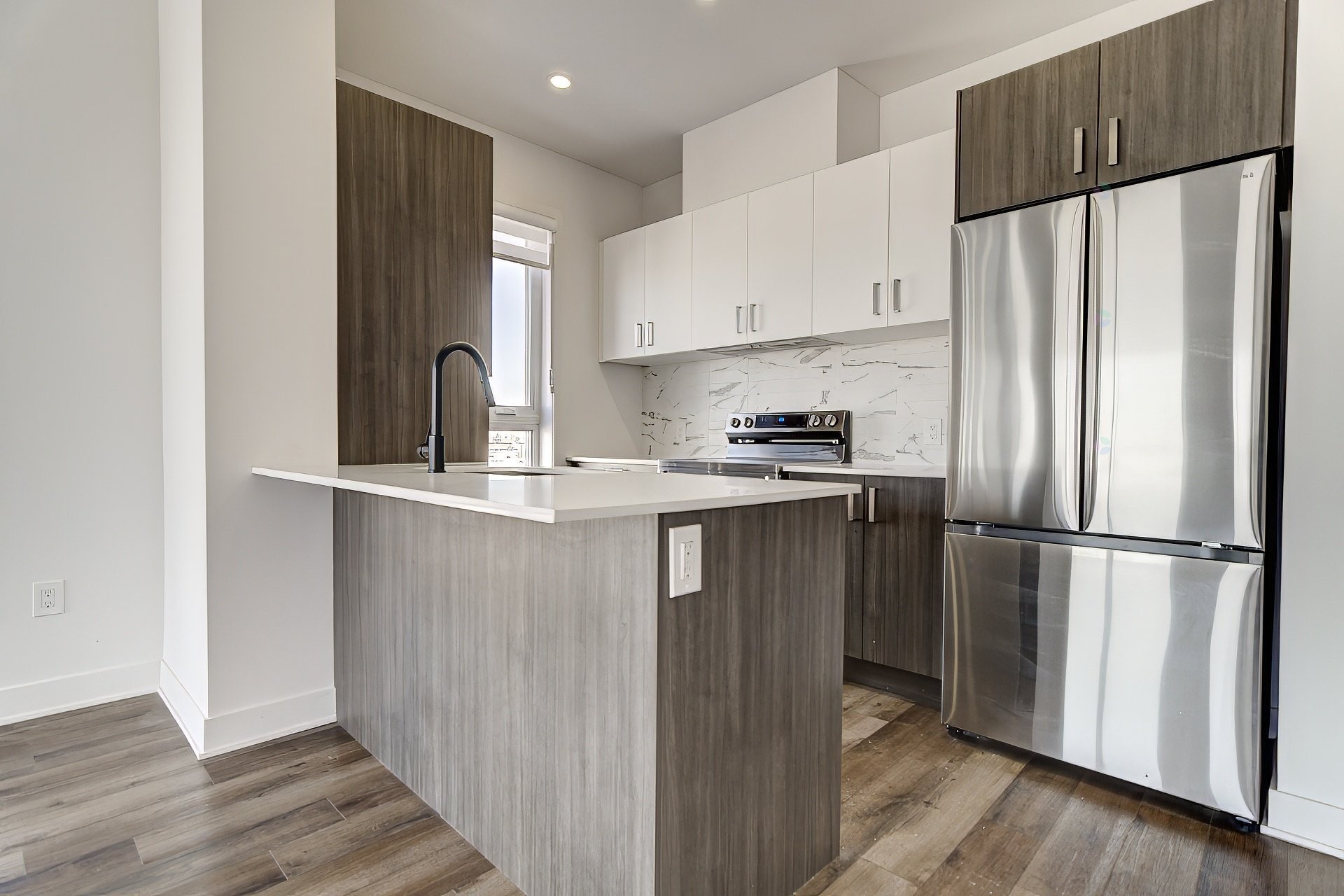 Cuisine - 405-2020 Rue Lucien-Thimens, Montréal (Saint-Laurent), QC - Indoor Photo Showing Kitchen With Upgraded Kitchen
