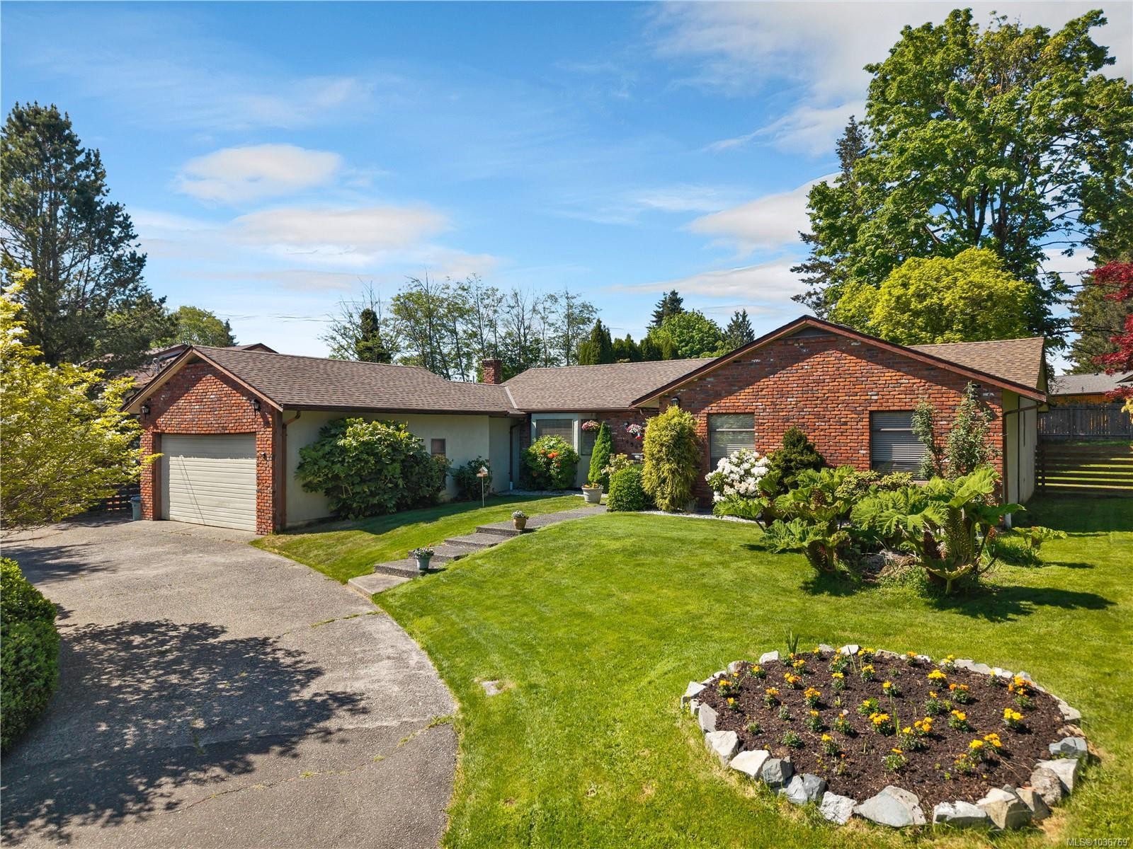 1930 Gillian Pl, Campbell River, BC