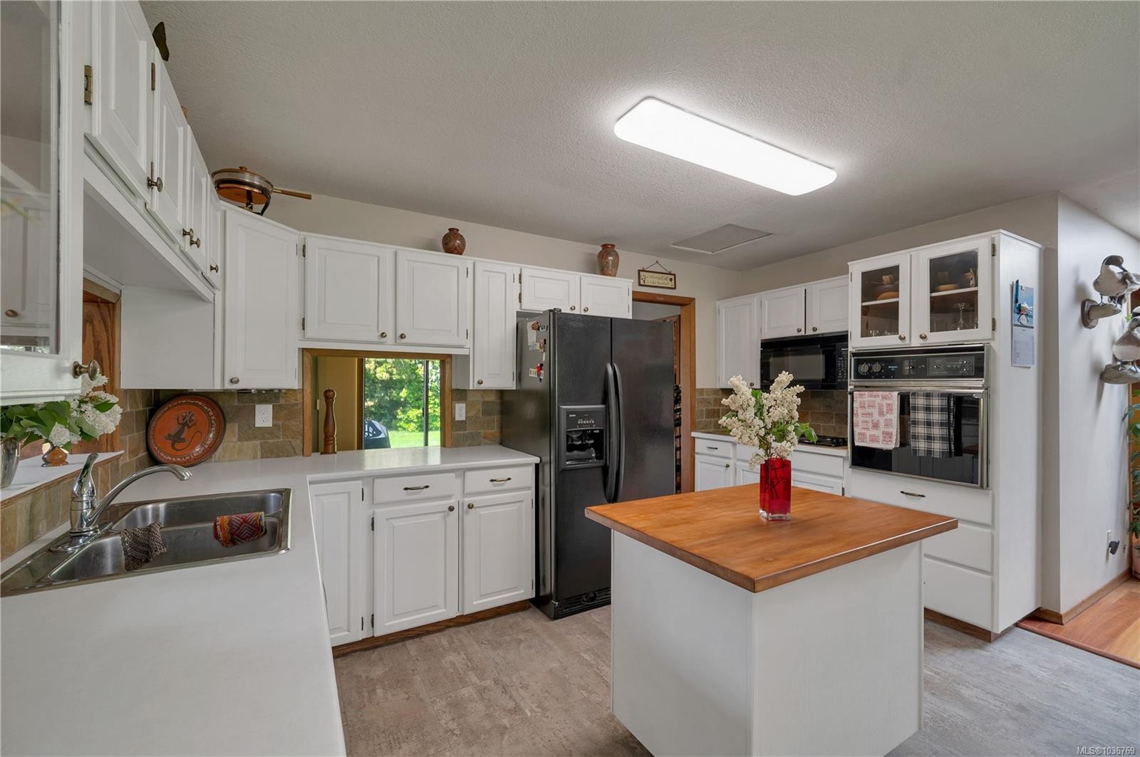 1930 Gillian Pl, Campbell River, BC