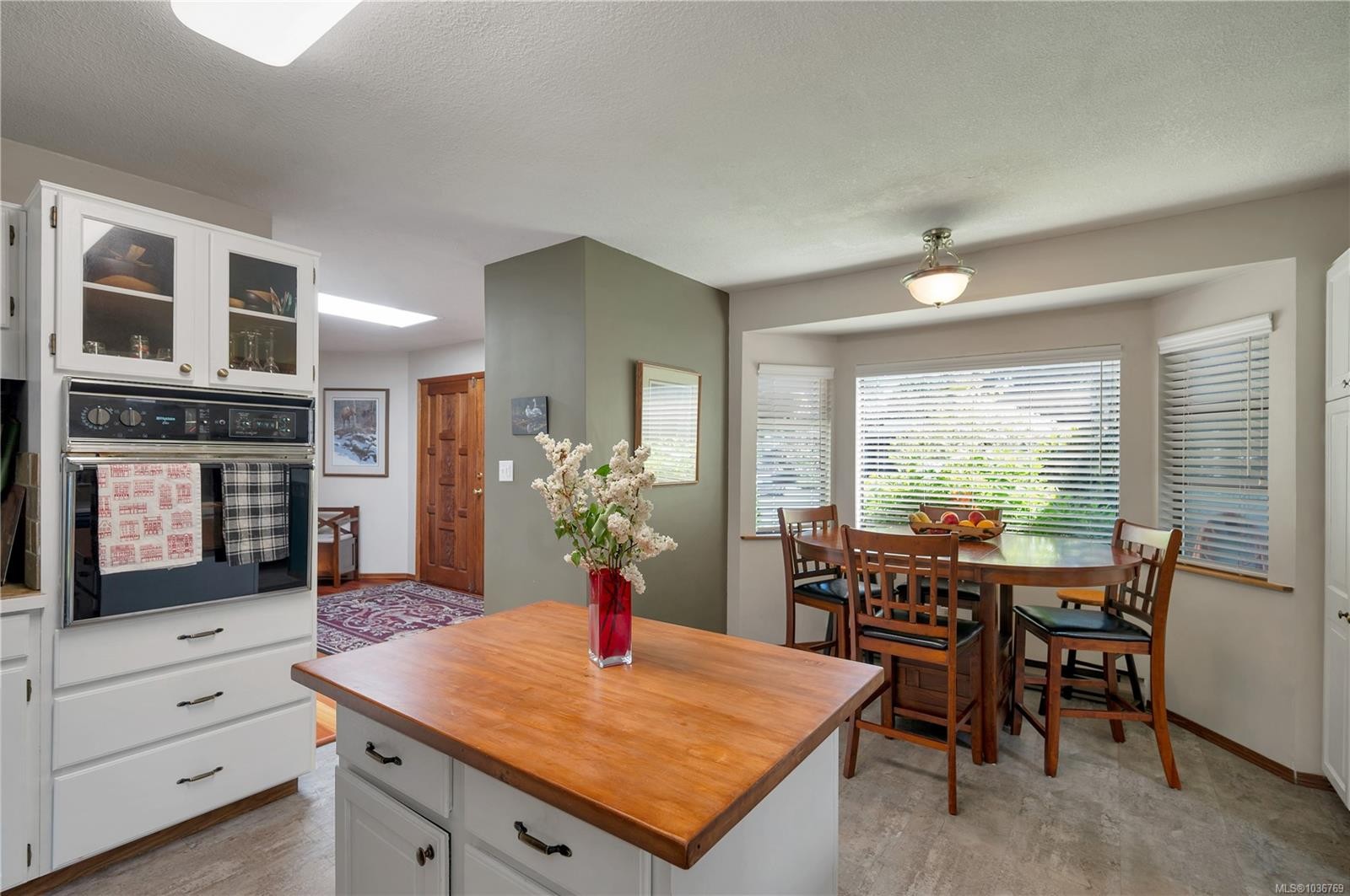1930 Gillian Pl, Campbell River, BC