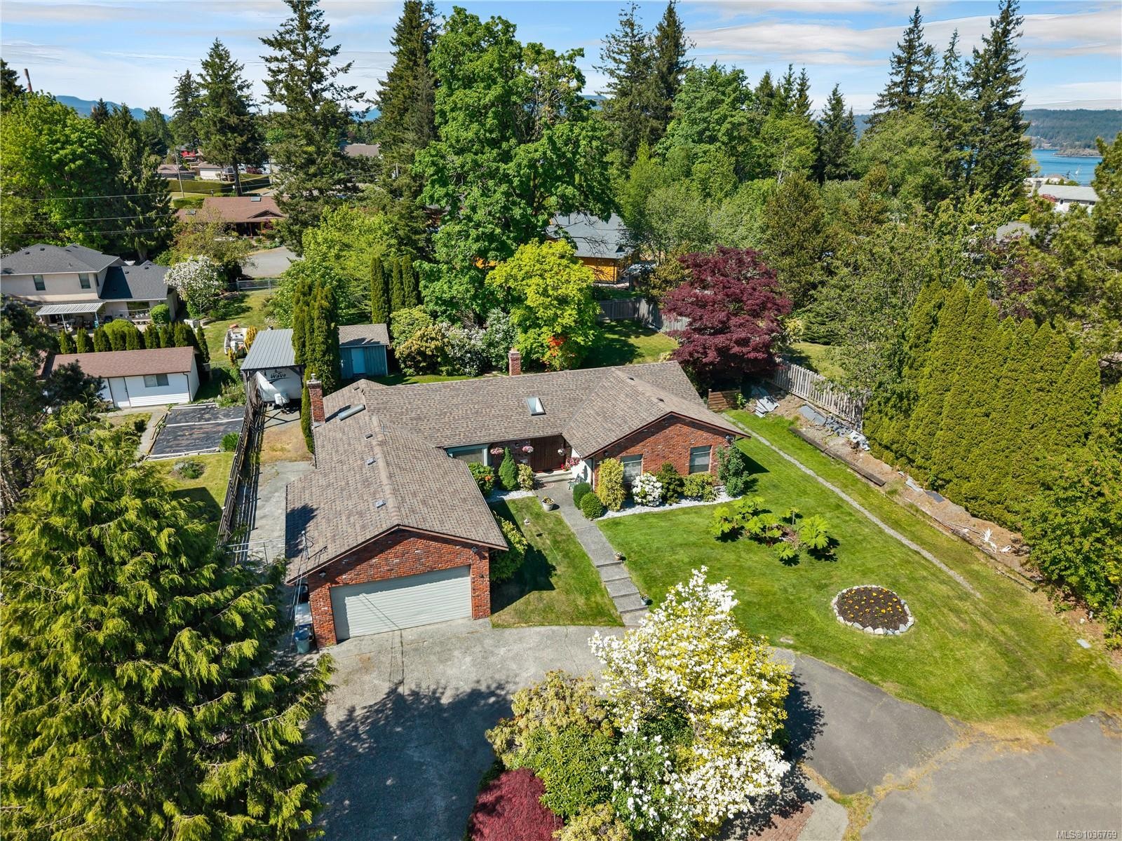 1930 Gillian Pl, Campbell River, BC