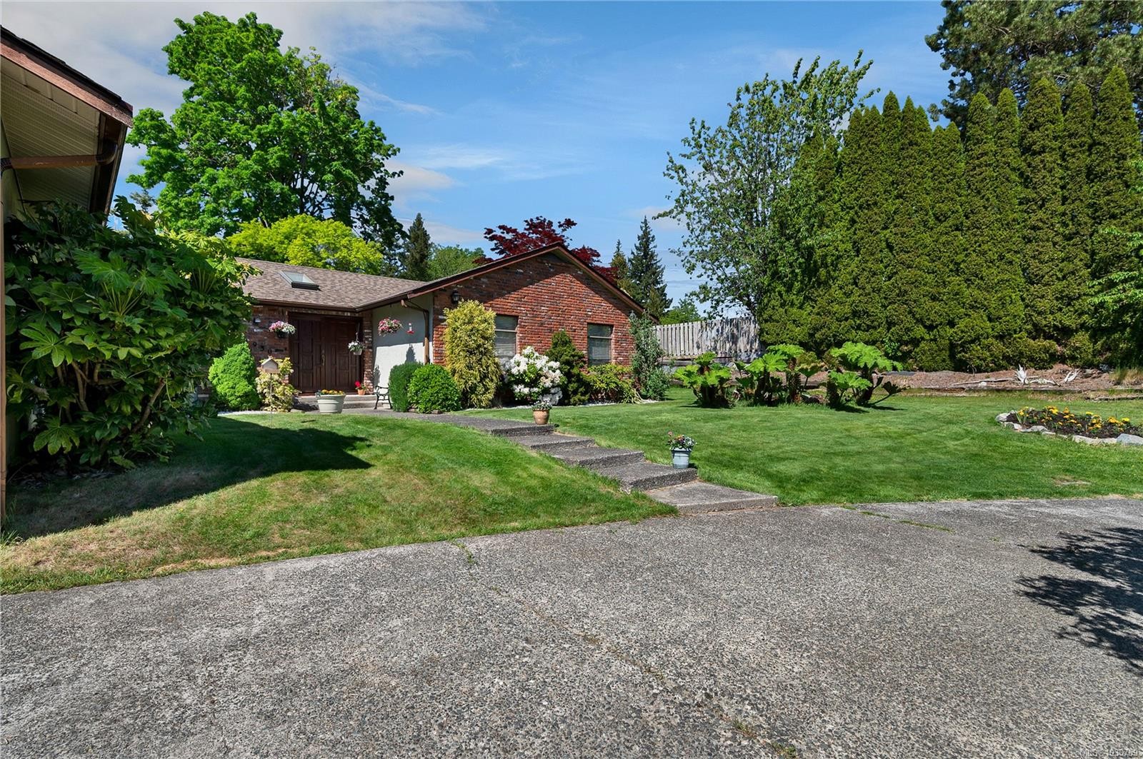 1930 Gillian Pl, Campbell River, BC