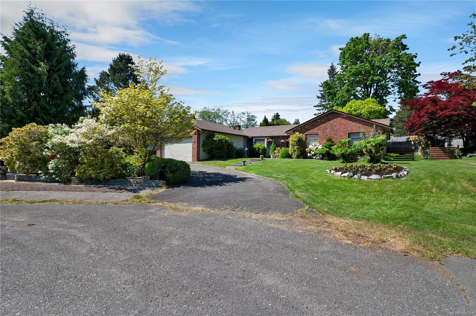 1930 Gillian Pl, Campbell River, BC