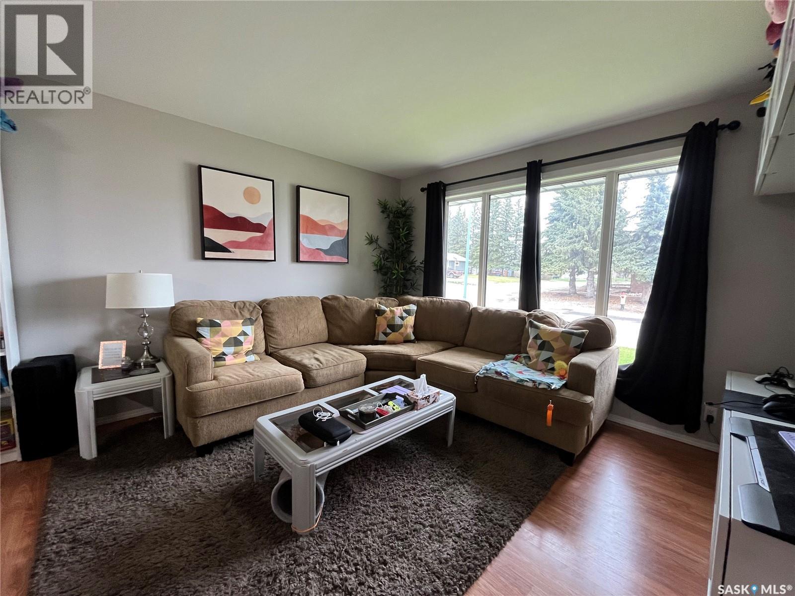 1001 Carlton Drive, Esterhazy, SK - Indoor Photo Showing Living Room