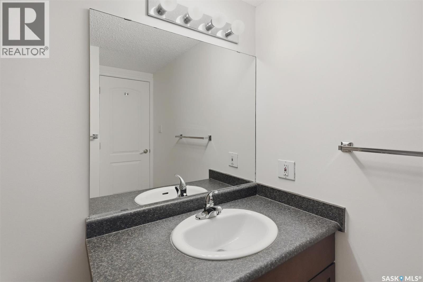 104 2233 St Henry Avenue, Saskatoon, SK - Indoor Photo Showing Bathroom